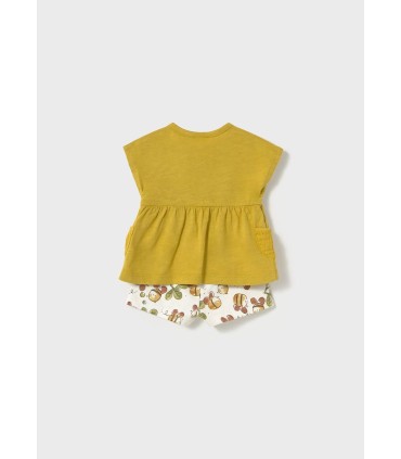 Conjunto camiseta mostaza con abeja