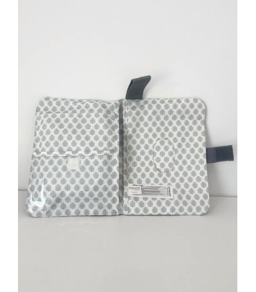 Porta documentos con pota toallitas y cambiador a juego. Impermeable gris marengo.