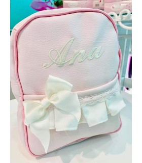 Bordado tamaño mediano recomendado para mochilas o capa de baño.