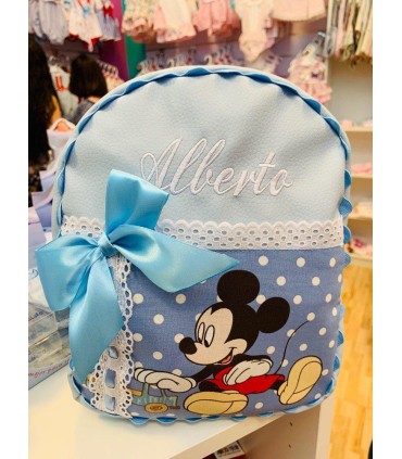 Bordado tamaño mediano recomendado para mochilas o capa de baño.