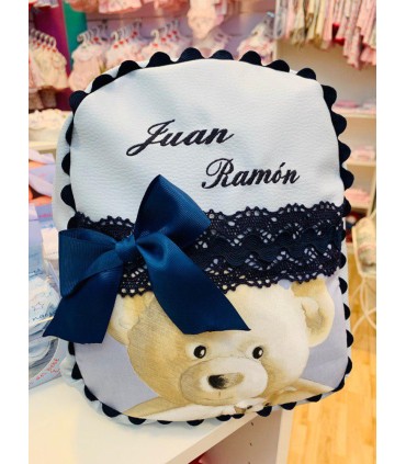 Bordado tamaño mediano recomendado para mochilas o capa de baño.