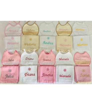 Baberos bordados con nombre y encaje
