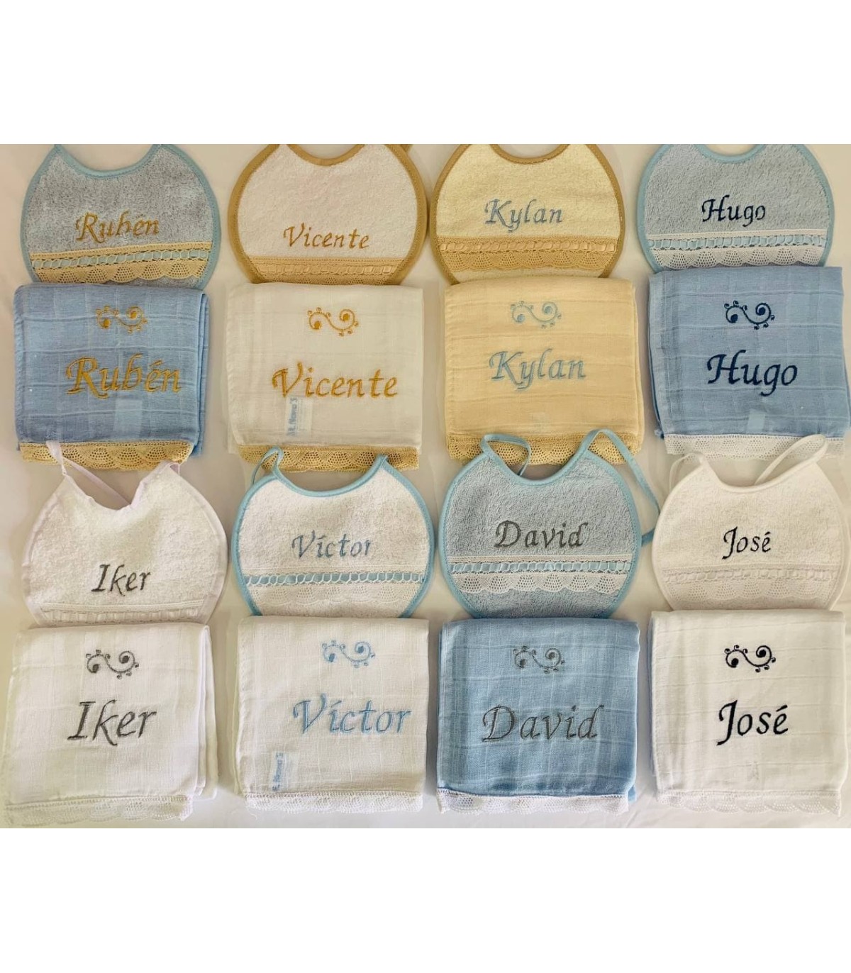 Baberos bordados con nombre y encaje para tu bebé
